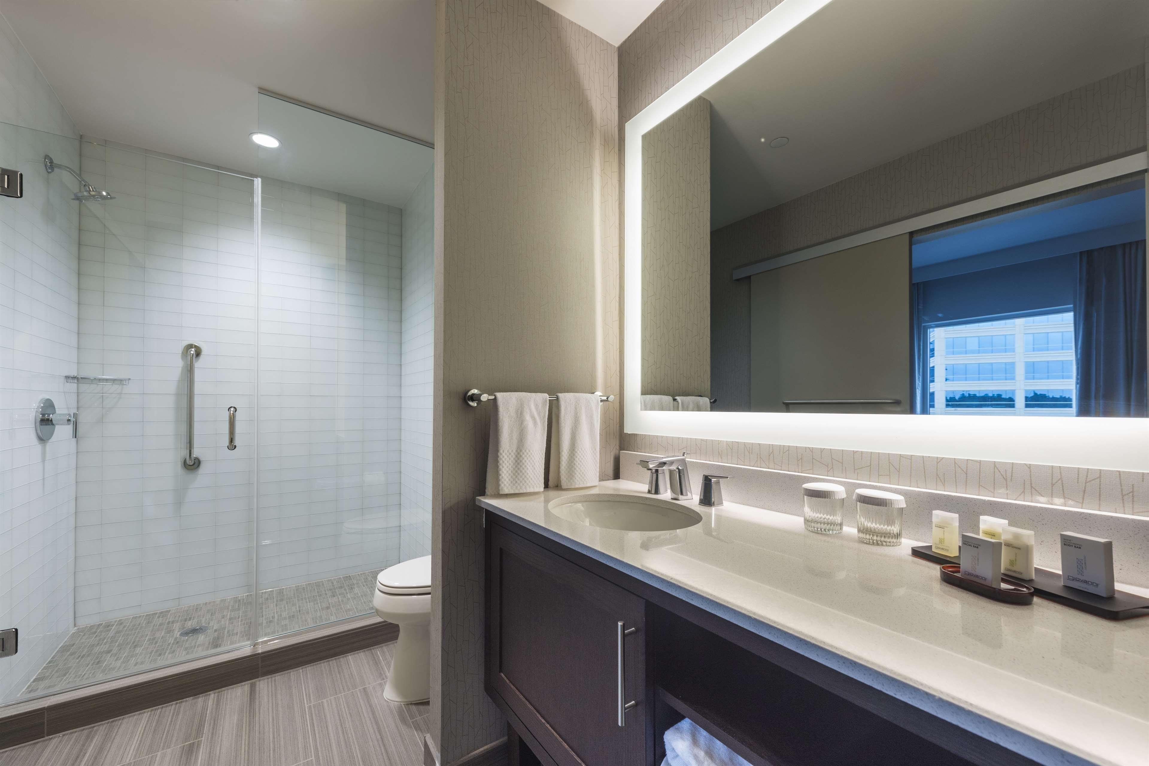Embassy Suites By Hilton The Woodlands Esterno foto